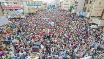 تعز... مظاهرات جماهيرية حاشدة تدعو إلى وقف الحرب ورفع الحصار عن غزة