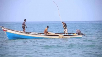 البحرية الأمريكية تنقذ صيادين يمنيين بعد أيام من فقدان الاتصال بهم في خليج عدن