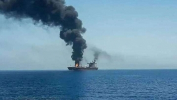 البحرية البريطانية: إصابة سفينة بقذيفة على بعد 23 ميلاً غربي المخا