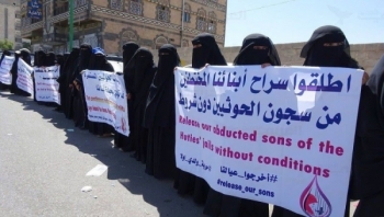 رابطة أمهات المختطفين تدين وفاة مختطفَين في سجون الحوثيين وثالث لدى قوات طارق صالح