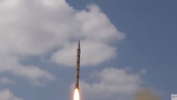 القيادة المركزية الأمريكية تعلن التصدي لصاروخ باليستي تم إطلاقه من اليمن