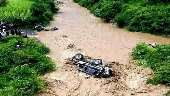 إب .. وفاة طفل ومواطن وجرف سيارتين جراء سيول الأمطار
