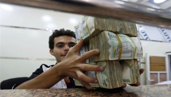 عدن.. انهيار متسارع للعملة والدولار يقترب من حاجز الـ2500 للريال