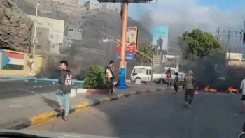 مواطنون يحرقون الإطارات في الطرق الرئيسية احتجاجاً على انقطاع التيار الكهربائي على مدينة عدن
