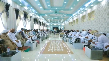 محافظ المهرة يترأس اجتماعًا موسعًا للوجهاء والشيوخ ويؤكد المضي في بسط الأمن وسيادة القانون
