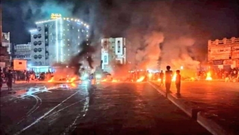 عدن ..احتجاجات غاضبة تندد بانهيار خدمة الكهرباء