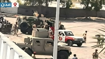 اشتباكات مسلحة في مبنى الهجرة والجوازات في عدن بين قوات تتبع الانتقالي