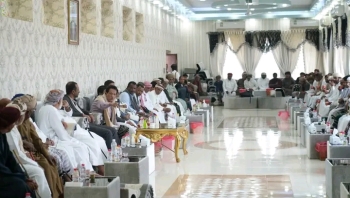 محافظ المهرة يترأس اجتماعاً موسعاً مع الشيوخ والشخصيات الاجتماعية والمكونات السياسية