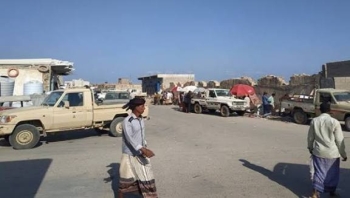 ضباط إماراتيون يوجهون بسحب الألواح الشمسية والمعدات الثقيلة من المشاريع المحلية في سقطرى