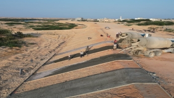 المهرة.. تقدم أعمال الحمايات الخرسانية للطريق الدائري بالغيضة