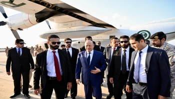 العليمي يعود إلى عدن ويؤكد استمرار الإصلاحات وتوحيد الجهود الوطنية