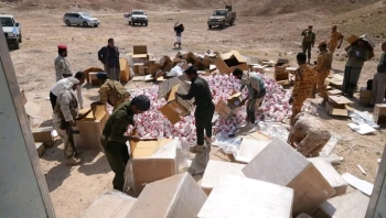 المهرة ..الأجهزة الأمنية تتلف كميات كبيرة من الأدوية المهربة والمخدرات والخمور