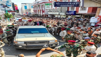 وزير الدفاع يزور تعز ويشهد عرضًا عسكريًا