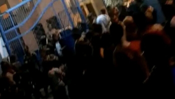 عدن .. توتر واشتباكات مسلحة في سوق التواهي بعد اعتداء مسلح على مواطن