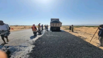 المهرة .. مؤسسة الطرق والجسور تعيد سفلتة مقاطع متضررة في وادي مشط وضبوت