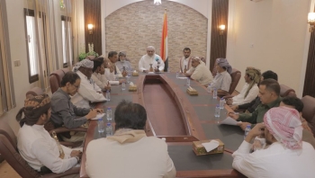 لجنة الاعتصام بالمهرة تنتقد إغلاق المنافذ وارتفاع الرسوم الجمركية وتؤكد رفض التدخلات الأجنبية