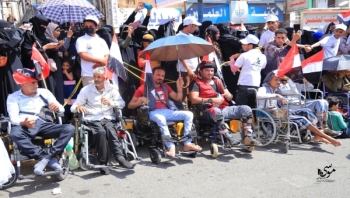 تعز.. جرحى الجيش يحتجون أمام المحافظة ويضرم أحدهم النار في طرفه الصناعي