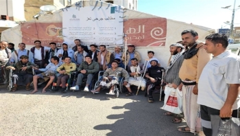 تعز..الجرحى يواصلون احتجاجاتهم للمطالبة بصرف مستحقاتهم وتحسين أوضاعهم الصحية
