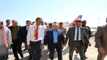 محافظ حضرموت الخنبشي يصل إلى المكلا في ظل توترات متصاعدة في المحافظة