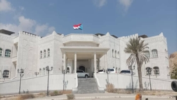 الانتقالي يرفع علم الانفصال على القصر الرئاسي في المكلا ويدفع بقوة عسكرية جديدة