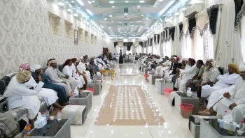 محافظ المهرة يعقد لقاءً تشاوريًا مع الشيوخ والأعيان لتعزيز التهدئة والاستقرار