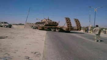 مليشيا الانتقالي ينقل الأسلحة والدبابات الثقيلة من معسكر الخشعة باتجاه شبوة