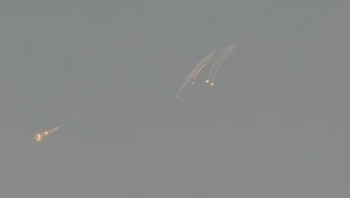 المهرة .. طائرة حربية تحلق فوق محور الغيضة وتطلق قنابل مضيئة ودخانية تحذيرية