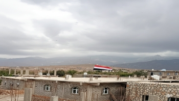 أبناء سقطرى يرفعون العلم الوطني تضامنًا مع الشيخ عبدالله فرجهي