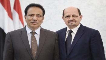 رئيس الوزراء يجدد التزام الحكومة بمساندة السلطة المحلية في محافظة المهرة