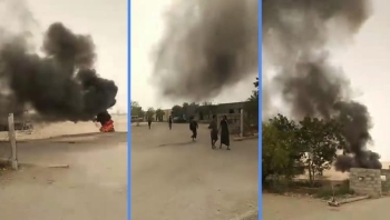 شبوة.. عناصر عسكرية تحتج داخل محور عتق للمطالبة برواتب متأخرة