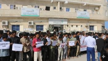 طلاب جامعة سقطرى يواصلون احتجاجاتهم ضد قرار إغلاق الجامعة