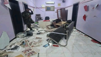 لجنة اعتصام أبناء المهرة تدين الاعتداء المسلح على مقر صحيفة عدن الغد في عدن