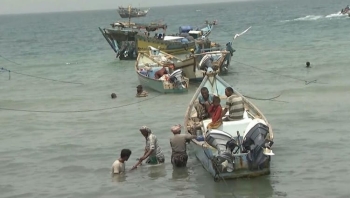 مقتل أربعة صيادين وإصابة سبعة بانفجار لغم بحري حوثي قبالة الصليف