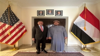 سفير واشنطن يبحث مع محافظ سقطرى تعزيز مشاريع البنية التحتية في الأرخبيل