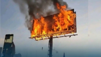 عناصر الانتقالي بسيئون يحرقون صور القيادة السعودية والأعلام الوطنية