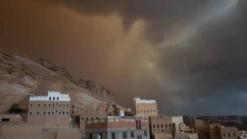 تداعيات المنخفض الجوي.. سيول جارفة تجتاح حضرموت وتهدم منازل في عمران