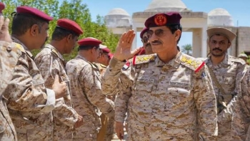 وزير الدفاع من سيئون: بناء الدولة وترسيخ الاستقرار مرهونان بتفعيل النظام والقانون