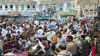 عناصر "الانتقالي المنحل" تهاجم وقفة تضامنية مع السعودية في المكلا وتشتبك مع الأمن