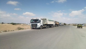 احتجاجات غاضبة في أحور تقطع الطريق الدولي تنديداً بتلاعب لجان الإغاثة بالمساعدات