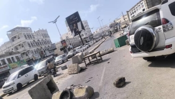 احتجاجات شعبية غاضبة وقطع طرقات في المكلا تنديداً بتدهور الخدمات والغلاء
