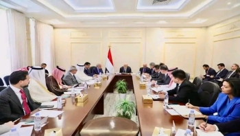 رئيس مجلس القيادة الرئاسي يطالب بموقف دولي عقب رحلة جوية إيرانية إلى صنعاء