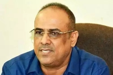 وزير الداخلية يقيل مسؤولين أمنيين في عدن ولحج لتورطهم في الانقلاب على الشرعية