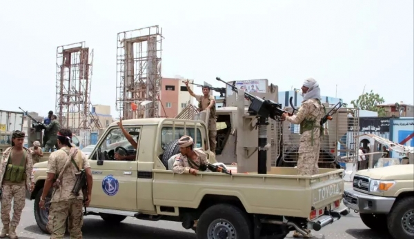 مدرعات إماراتية تصل عدن بعد نشر السعودية قوات إضافية.. جنوب اليمن إلى أين؟