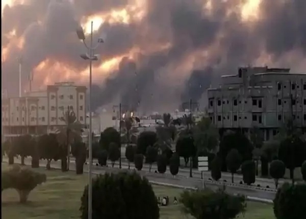 رويترز: قصف الحوثيين لأرامكو يعطل نصف إنتاج النفط السعودي