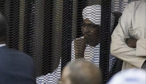 القضاء السوداني يرفض إعادة استجواب البشير بشأن تلقيه أموالا سعودية