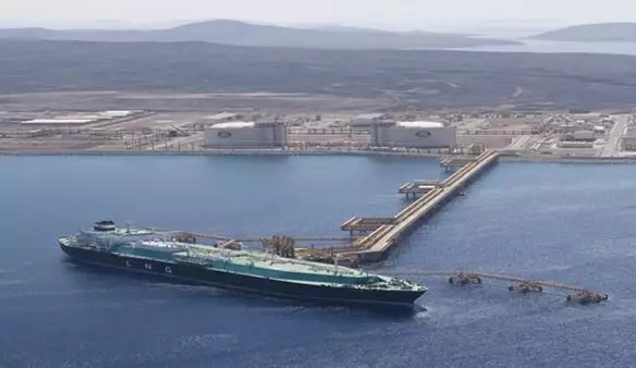 للضغط على الحكومة.. سلطات حضرموت تمنع رسو سفينة لتصدير النفط الخام بميناء الضبة