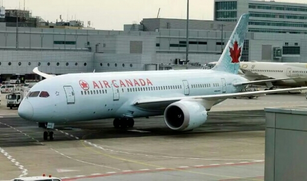 الطيران الكندي يجبر مسلمة على خلع حجابها أمام الركاب