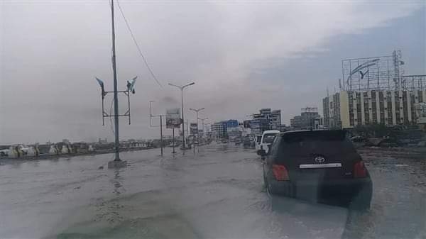 أمطار غزيرة تغرق شوارع عدن وتعرقل حركة السير فيها