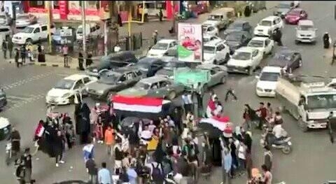 عشرات المواطنين في صنعاء يحيون الذكرى الـ57 لثورة الـ26 من سبتمبر