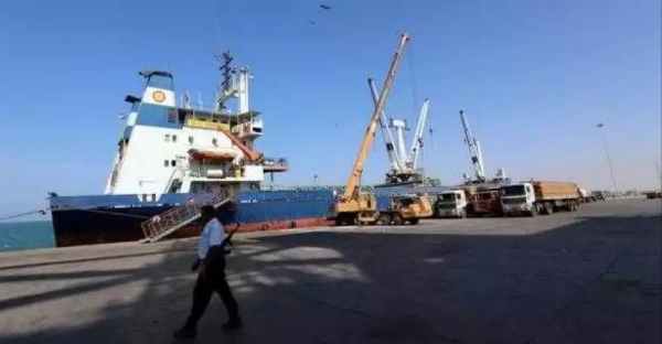الحكومة اليمنية تفرض توريد رسوم الجمارك والضرائب على شحنات النفط المتجهة نحو ميناء الحديدة والموانئ الأخرى